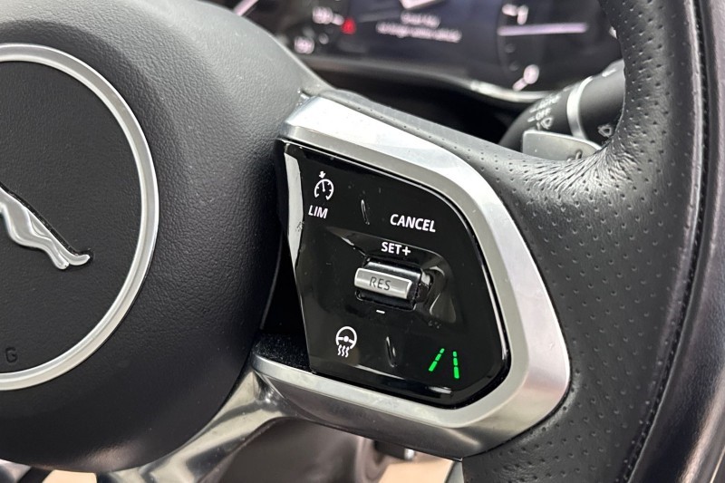 2022 (22) JAGUAR F-PACE 2.0 D200 R-Dynamic SE 5dr Auto AWD 4949693