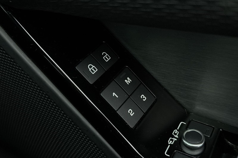 2022 (22) LAND ROVER RANGE ROVER VELAR 2.0 D200 R-Dynamic SE 5dr Auto 4979869