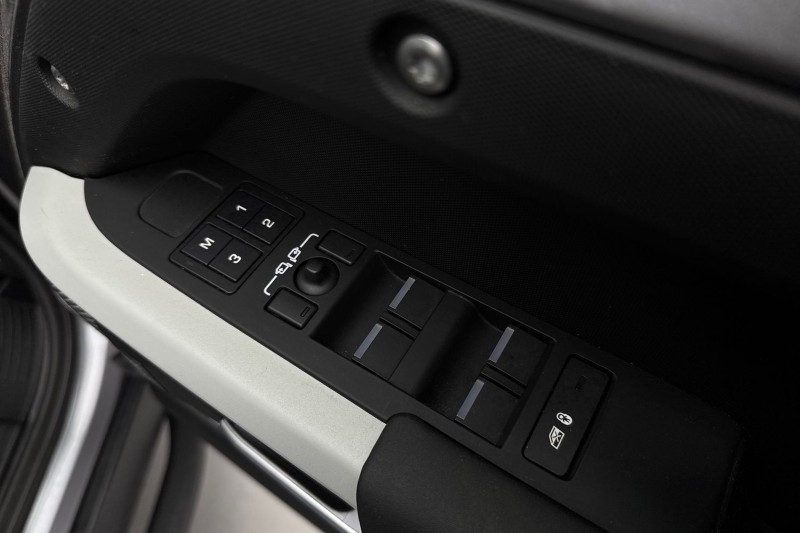 2023 (73) LAND ROVER DEFENDER 3.0 D250 SE 110 5dr Auto 5058548