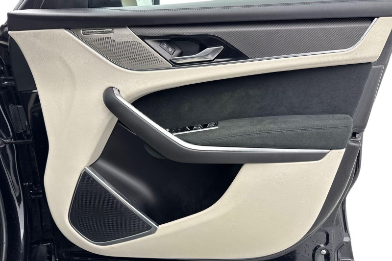 2023 (23) JAGUAR F-PACE 5.0 V8 550 SVR 5dr Auto AWD 4993439