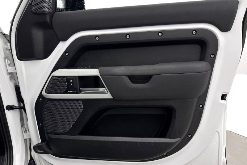 2022 (72) LAND ROVER DEFENDER 3.0 D300 X-Dynamic SE 110 5dr Auto 5048492