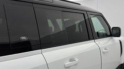 2022 (72) LAND ROVER DEFENDER 3.0 D300 X-Dynamic SE 110 5dr Auto 5048518