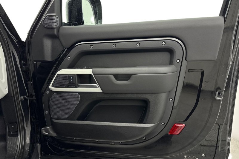 2023 (73) LAND ROVER DEFENDER 2.0 P300 X-Dynamic SE 90 3dr Auto 5036105