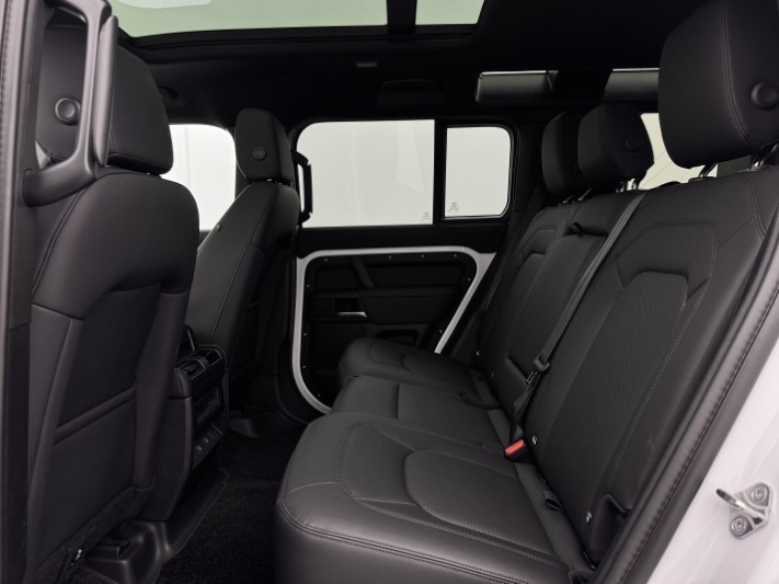 2026 (75) LAND ROVER DEFENDER 3.0 D250 X-Dynamic SE 110 5dr Auto 5939546