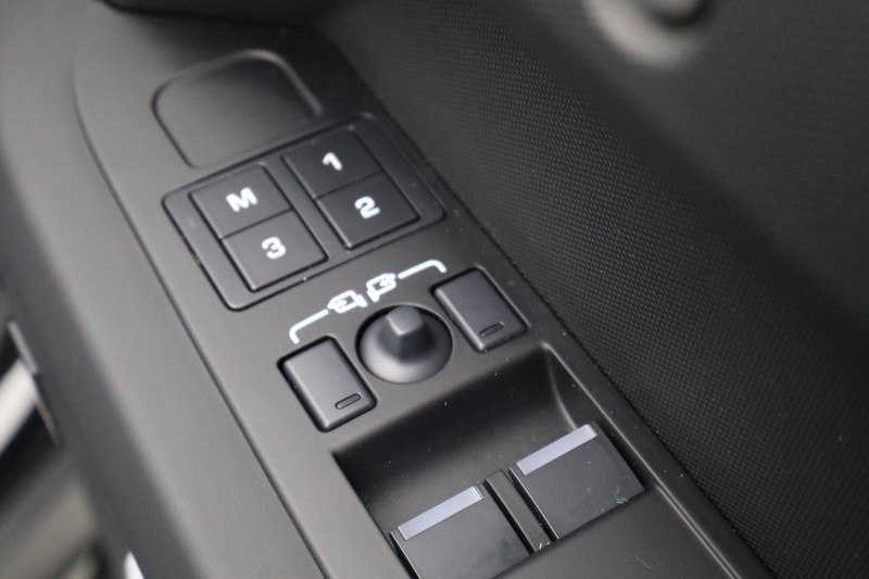 2025 (25) LAND ROVER COMMERCIAL DEFENDER 3.0 D250 Hard Top X-Dynamic SE Auto [3 Seat] 5133421