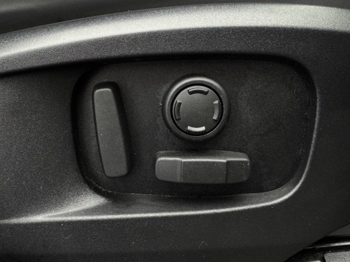 2025 (25) LAND ROVER COMMERCIAL DEFENDER 3.0 D250 Hard Top X-Dynamic SE Auto [3 Seat] 5133393