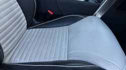 2024 (73) LAND ROVER DISCOVERY 3.0 D300 Dynamic HSE 5dr Auto 5189386