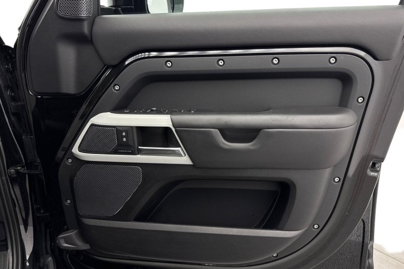 2022 (22) LAND ROVER DEFENDER 3.0 D300 HSE 110 5dr Auto 5113396