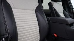 2023 (23) LAND ROVER DISCOVERY 3.0 D300 R-Dynamic SE 5dr Auto 5135032