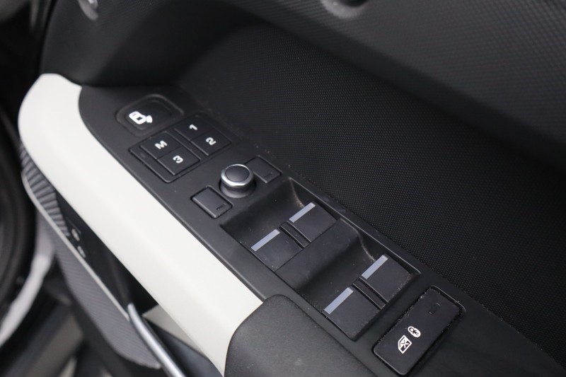 2020 (70) LAND ROVER DEFENDER 2.0 D240 SE 110 5dr Auto [7 Seat] 5128705