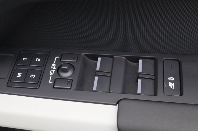 2023 (73) LAND ROVER DEFENDER 3.0 D300 X-Dynamic SE 110 5dr Auto [7 Seat] 5148075