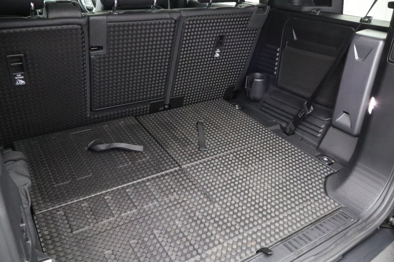 2023 (73) LAND ROVER DEFENDER 3.0 D300 X-Dynamic SE 110 5dr Auto [7 Seat] 5148055