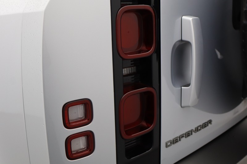 2023 (73) LAND ROVER DEFENDER 3.0 D300 X-Dynamic SE 110 5dr Auto [7 Seat] 5148053