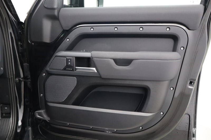 2023 (23) LAND ROVER DEFENDER 3.0 D300 X-Dynamic S 110 5dr Auto 5230529