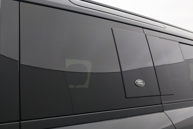 2023 (23) LAND ROVER DEFENDER 3.0 D300 X-Dynamic S 110 5dr Auto 5230519