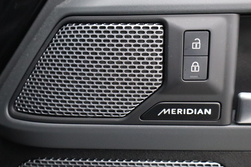 2023 (23) LAND ROVER DEFENDER 3.0 D300 X-Dynamic S 110 5dr Auto 5230546