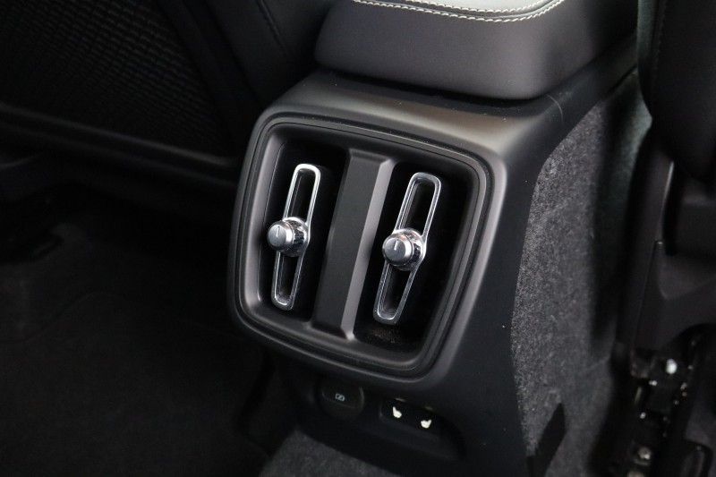 2024 (24) VOLVO XC40 2.0 B4P Plus Dark 5dr Auto 5306245