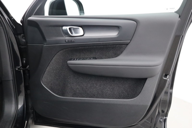 2024 (24) VOLVO XC40 2.0 B4P Plus Dark 5dr Auto 5306237