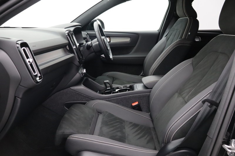 2024 (24) VOLVO XC40 2.0 B4P Plus Dark 5dr Auto 5306216