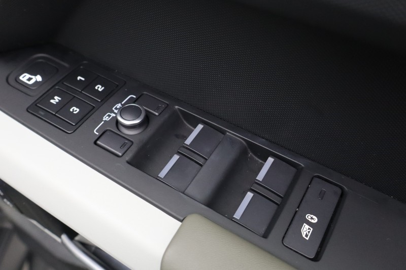 2022 (72) LAND ROVER DEFENDER 3.0 D300 HSE 110 5dr Auto 5265239