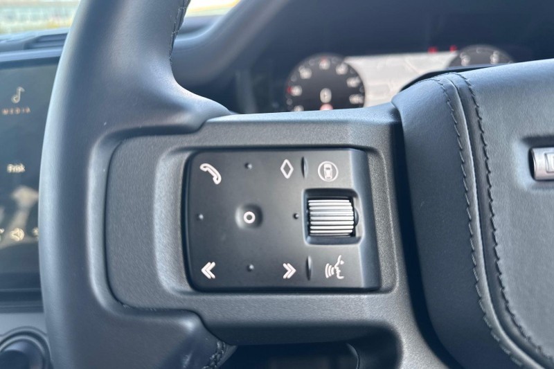 2026 (26) LAND ROVER DEFENDER 3.0 D250 X-Dynamic HSE 110 5dr Auto 5797541