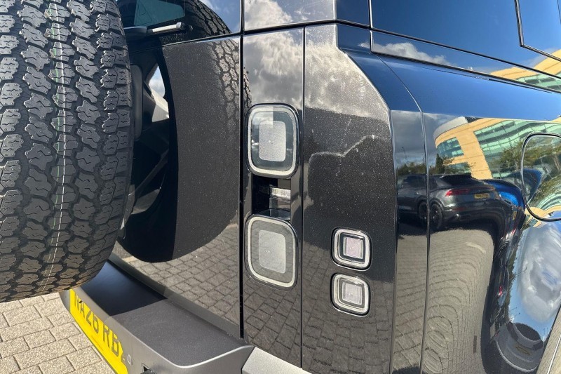2026 (26) LAND ROVER DEFENDER 3.0 D250 X-Dynamic HSE 110 5dr Auto 5797558