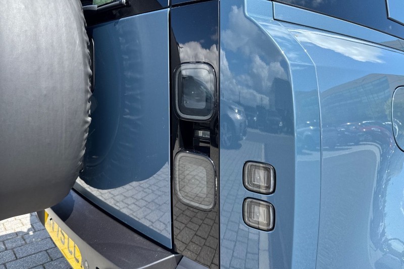 2025 (75) LAND ROVER DEFENDER 2.0 P300e X-Dynamic SE 110 5dr Auto 5419257
