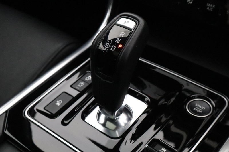 2023 (73) JAGUAR XE 2.0 D200 R-Dynamic SE Black 4dr Auto 5428087