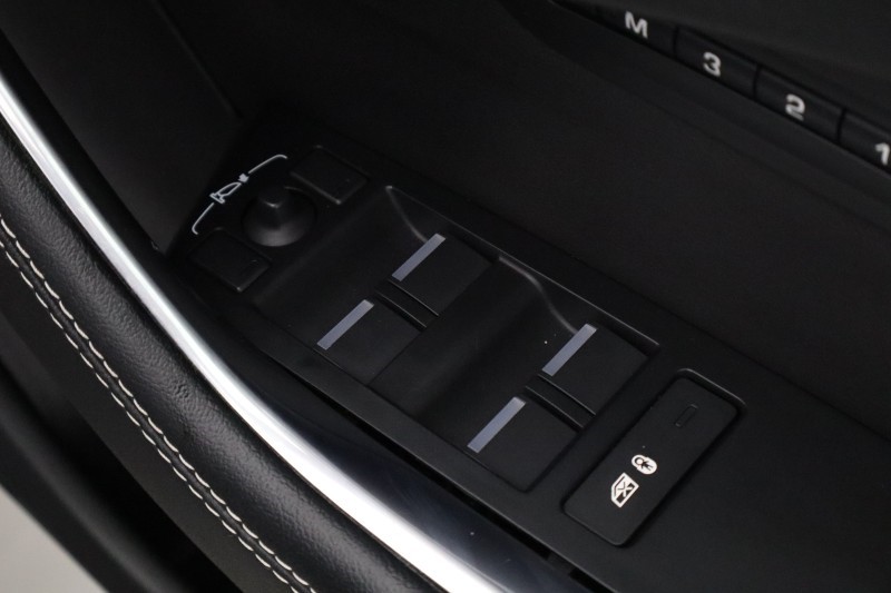 2023 (73) JAGUAR XE 2.0 D200 R-Dynamic SE Black 4dr Auto 5428065