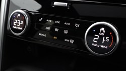 2024 (73) LAND ROVER DISCOVERY 3.0 D300 Metropolitan Edition 5dr Auto 5482450
