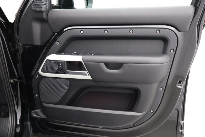 2022 (71) LAND ROVER DEFENDER 3.0 D300 X-Dynamic HSE 110 5dr Auto 5584817