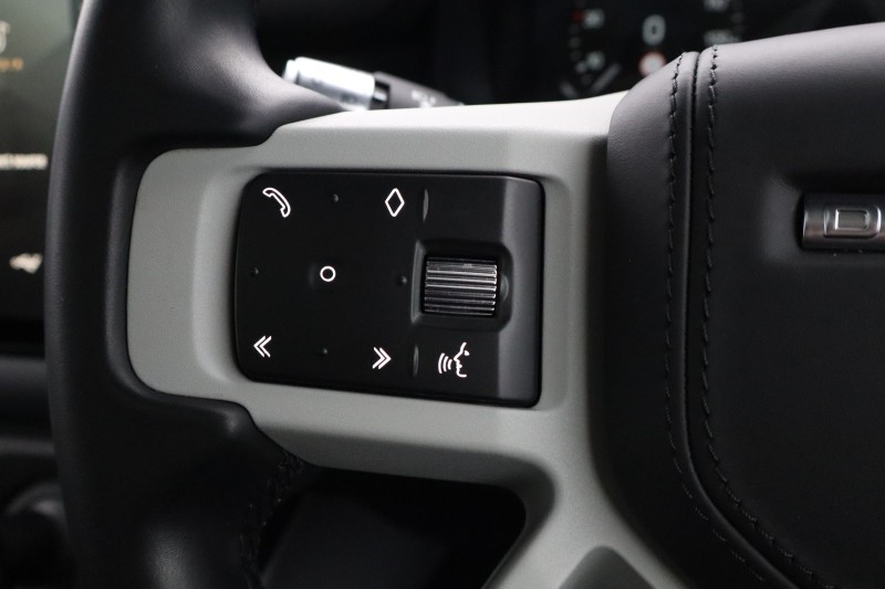 2022 (71) LAND ROVER DEFENDER 3.0 D300 X-Dynamic HSE 110 5dr Auto 5584849