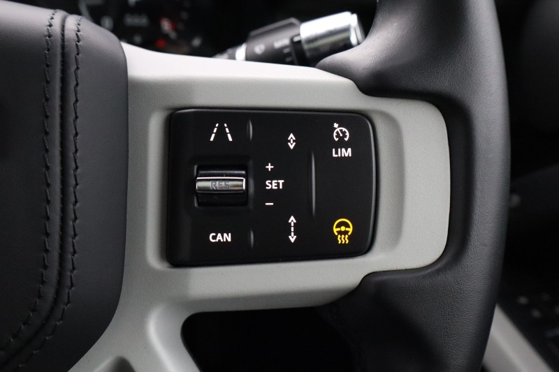 2022 (71) LAND ROVER DEFENDER 3.0 D300 X-Dynamic HSE 110 5dr Auto 5584850