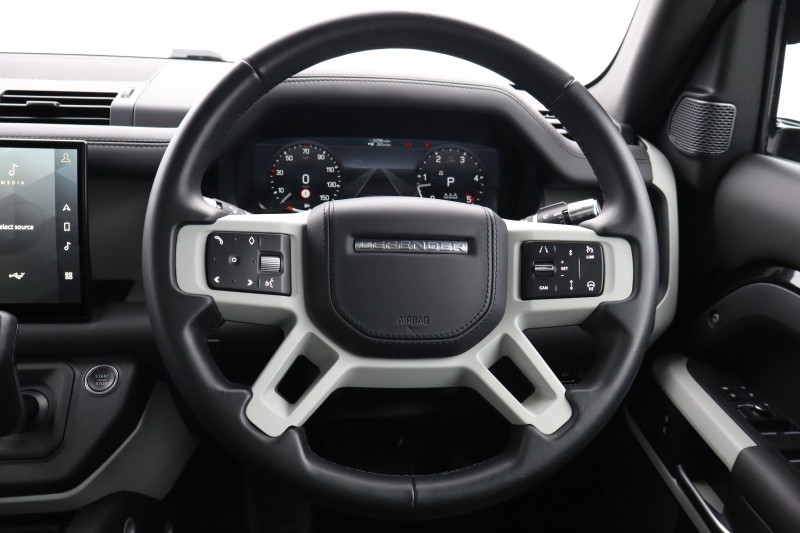 2022 (71) LAND ROVER DEFENDER 3.0 D300 X-Dynamic HSE 110 5dr Auto 5584847
