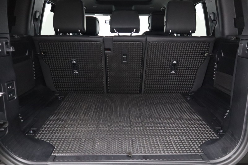 2022 (71) LAND ROVER DEFENDER 3.0 D300 X-Dynamic HSE 110 5dr Auto 5584837