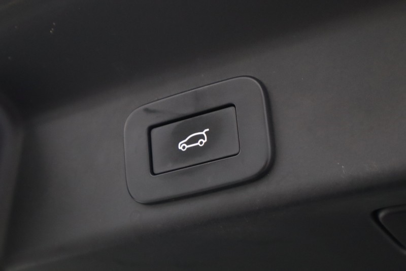 2023 (23) JAGUAR F-PACE 2.0 P250 R-Dynamic SE Black 5dr Auto AWD 5612797