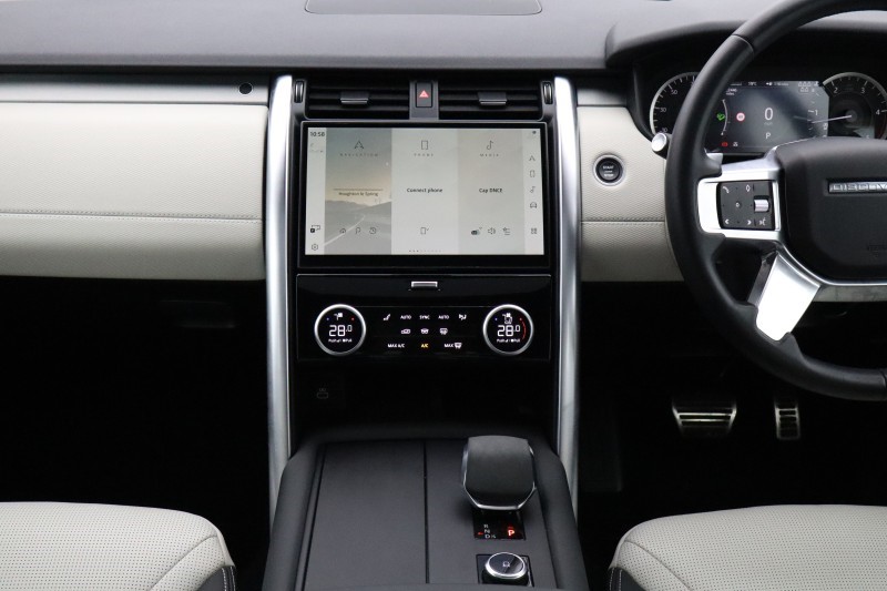 2022 (22) LAND ROVER DISCOVERY 3.0 D300 R-Dynamic SE 5dr Auto 5706373