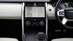 2022 (22) LAND ROVER DISCOVERY 3.0 D300 R-Dynamic SE 5dr Auto 5706373