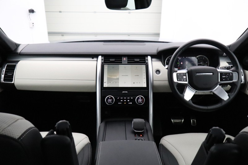 2022 (22) LAND ROVER DISCOVERY 3.0 D300 R-Dynamic SE 5dr Auto 5706372