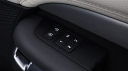2022 (22) LAND ROVER DISCOVERY 3.0 D300 R-Dynamic SE 5dr Auto 5706378