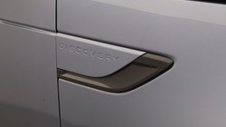 2022 (22) LAND ROVER DISCOVERY 3.0 D300 R-Dynamic SE 5dr Auto 5706366