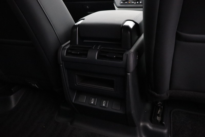 2025 (75) LAND ROVER DEFENDER 3.0 D250 X-Dynamic SE 110 5dr Auto 5678562
