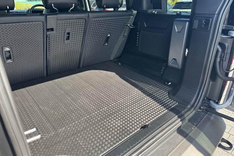 2024 (24) LAND ROVER DEFENDER 3.0 D250 X-Dynamic SE 110 5dr Auto 5708095