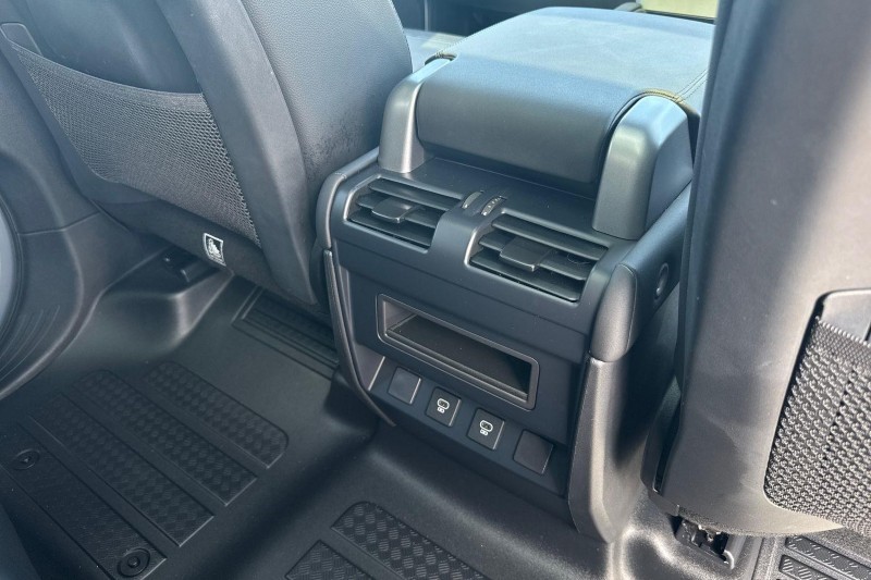 2024 (24) LAND ROVER DEFENDER 3.0 D250 X-Dynamic SE 110 5dr Auto 5708078