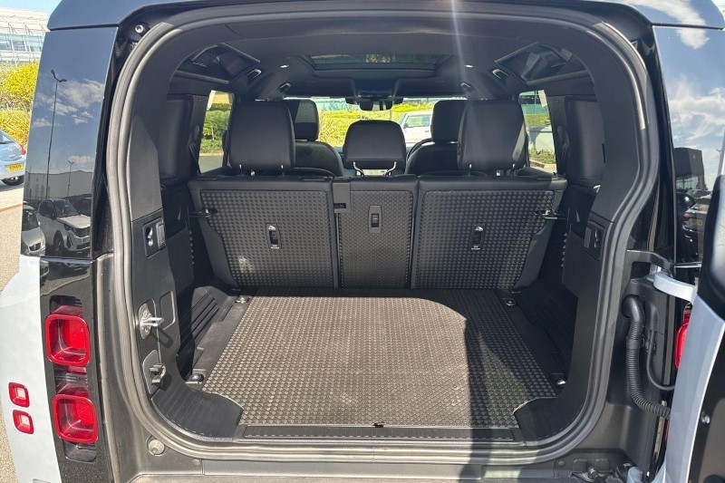 2024 (24) LAND ROVER DEFENDER 3.0 D250 X-Dynamic SE 110 5dr Auto 5708070