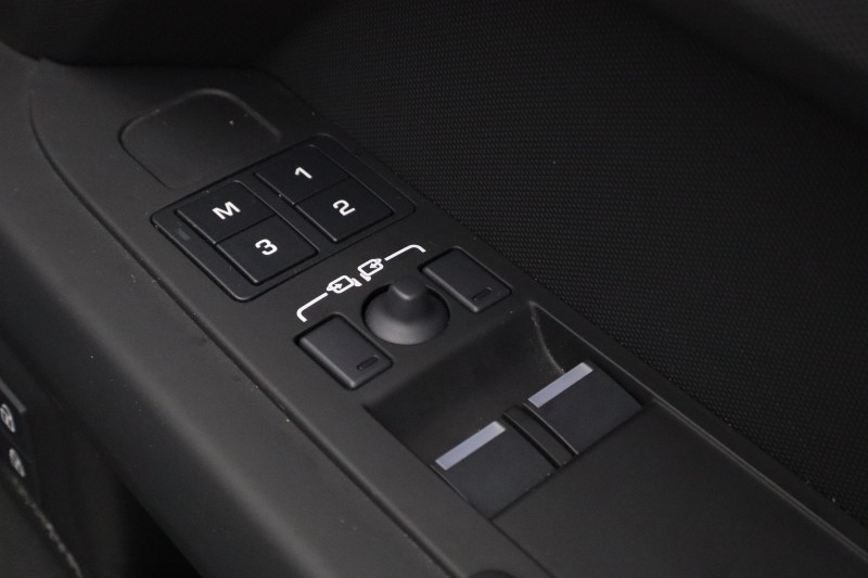 2025 (74) LAND ROVER DEFENDER 3.0 D350 X-Dynamic HSE 90 3dr Auto 5761351