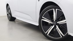 2025 (25) PEUGEOT 308 1.2 Hybrid 136 GT 5dr e-DSC6 5765175