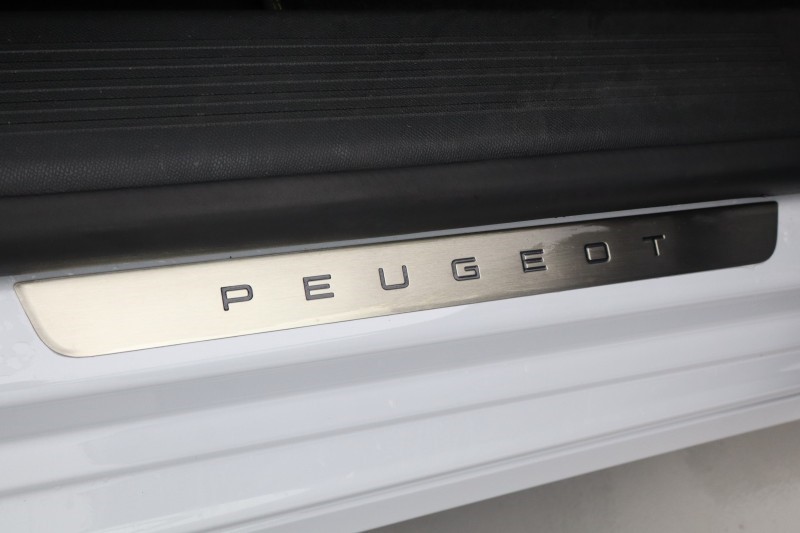 2025 (25) PEUGEOT 308 1.2 Hybrid 136 GT 5dr e-DSC6 5765164