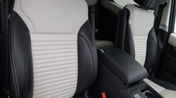 2025 (25) LAND ROVER DISCOVERY 3.0 D350 Metropolitan Edition 5dr Auto 5805525