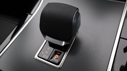 2025 (25) LAND ROVER RANGE ROVER VELAR 2.0 D200 MHEV Dynamic SE 5dr Auto 5830636